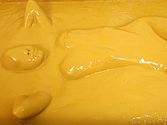 黄色の泥に塗れて泥人形化した女性